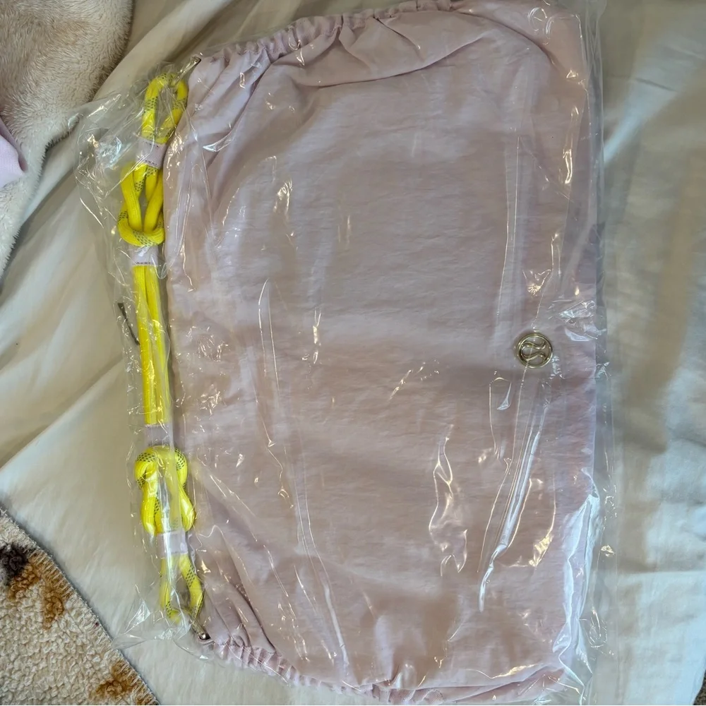 Lululemon Convertible Ruched
Crossbody Bag *Large 16L blissful pink/daisy glow - Picture 5 of 6